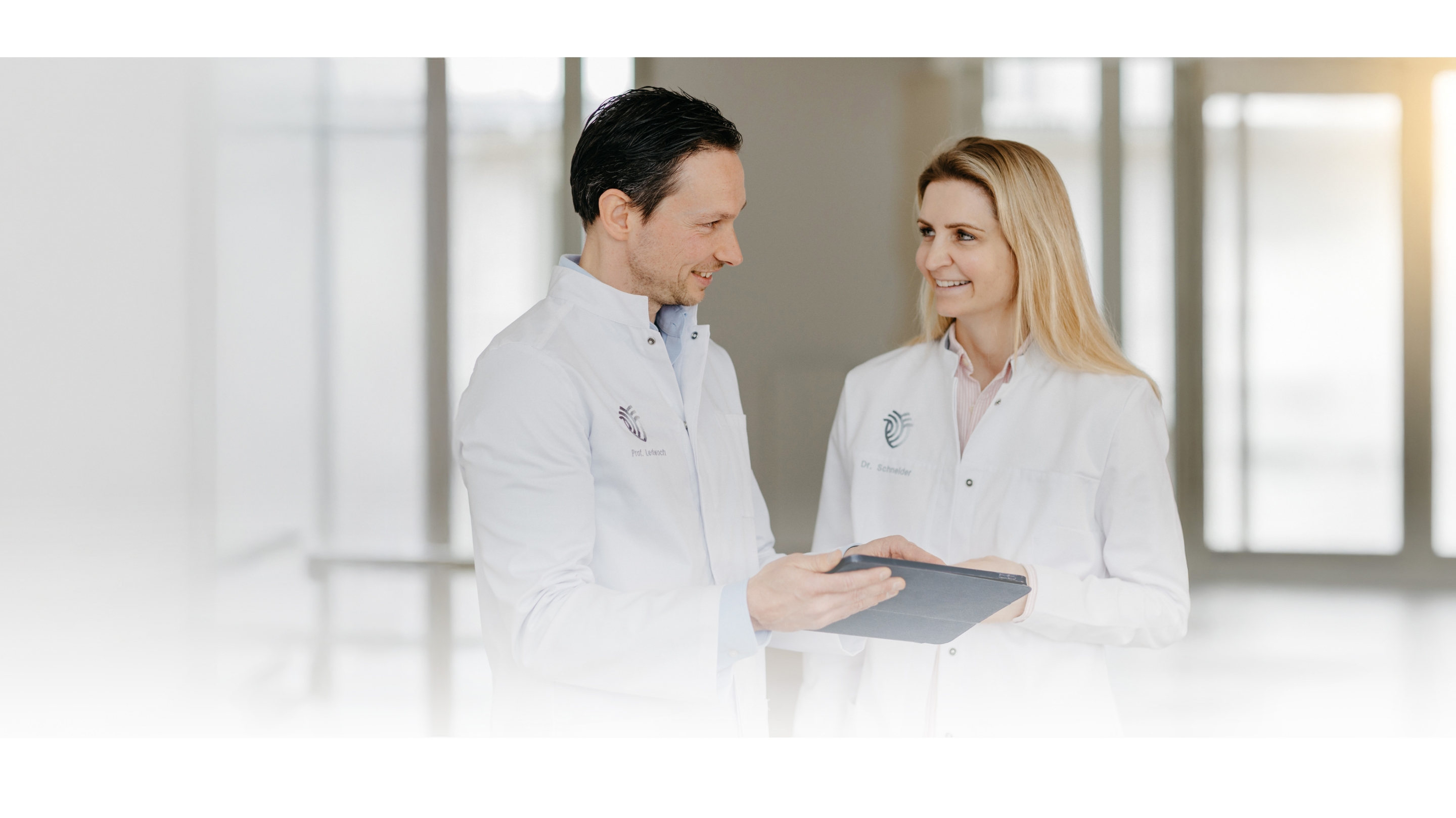 Dr. Vera Schneider und Prof. Dr. Jakob Ledwoch mit Tablet in der Praxis