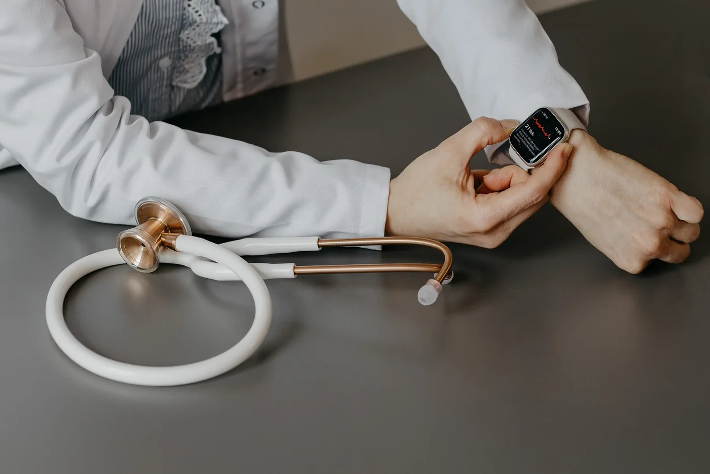 Smartwatch mit EKG-Aufzeichnung neben einem Stethoskop